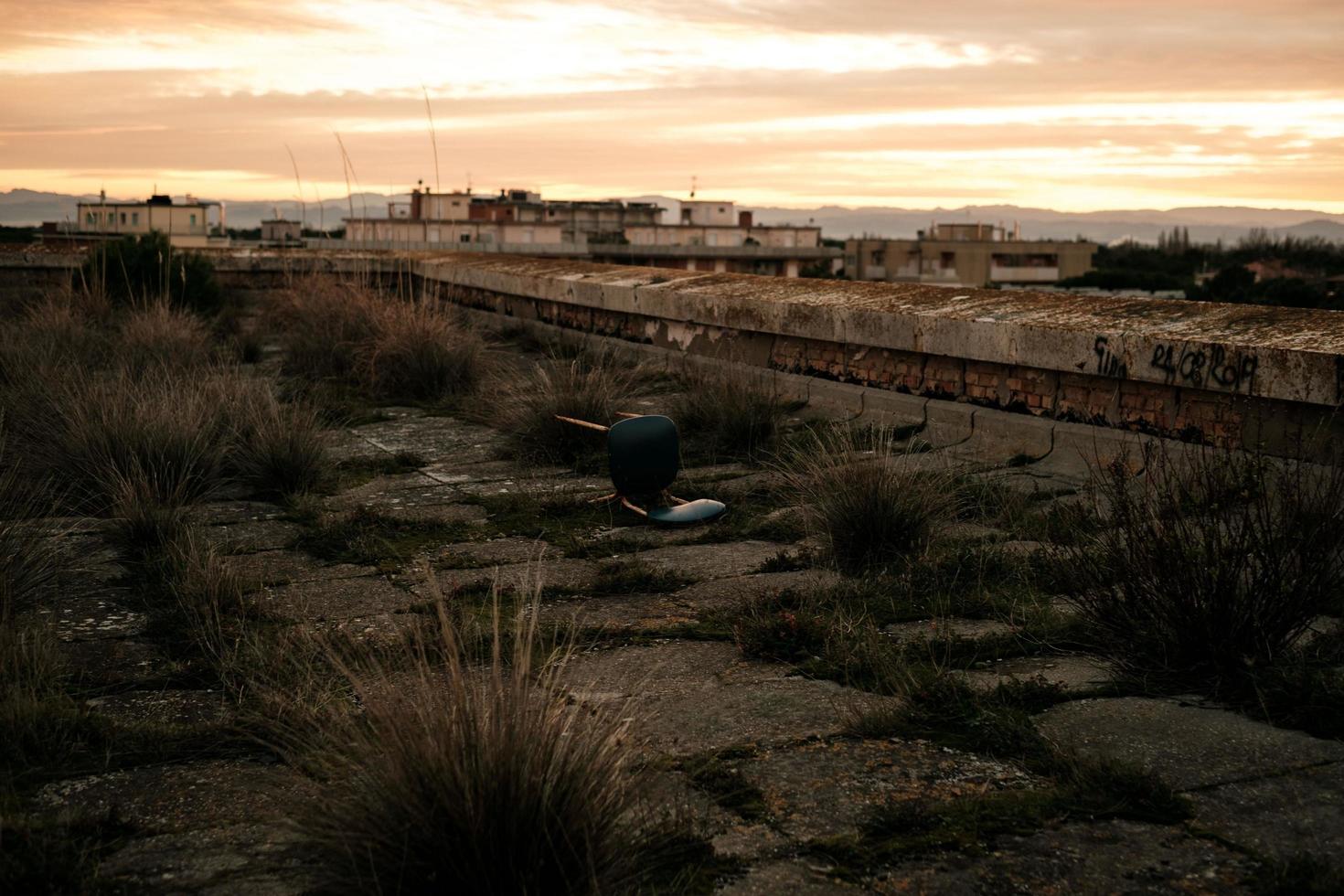 chaise de bureau sur terrain abandonné photo