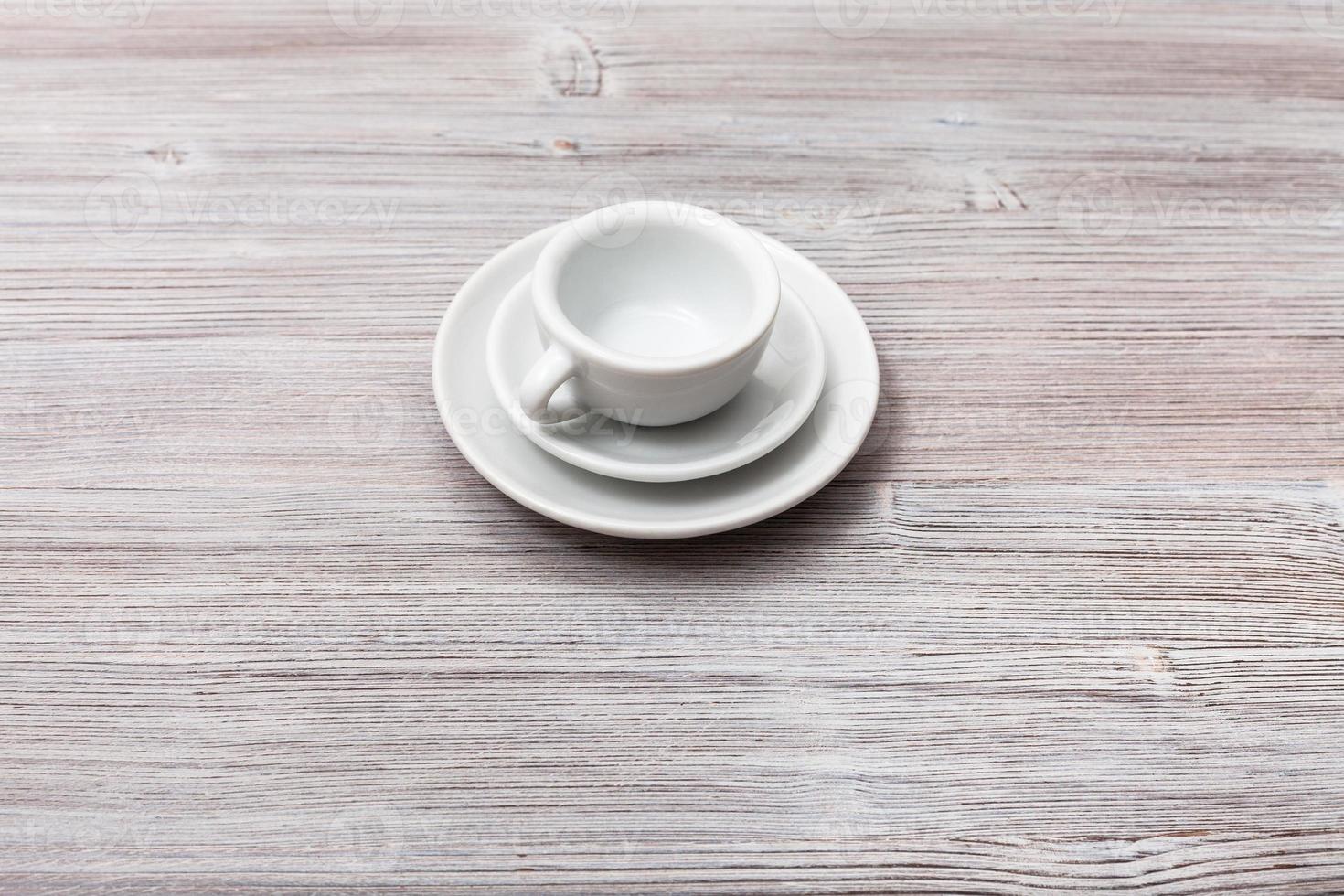 une tasse blanche avec des soucoupes à bord brun gris photo