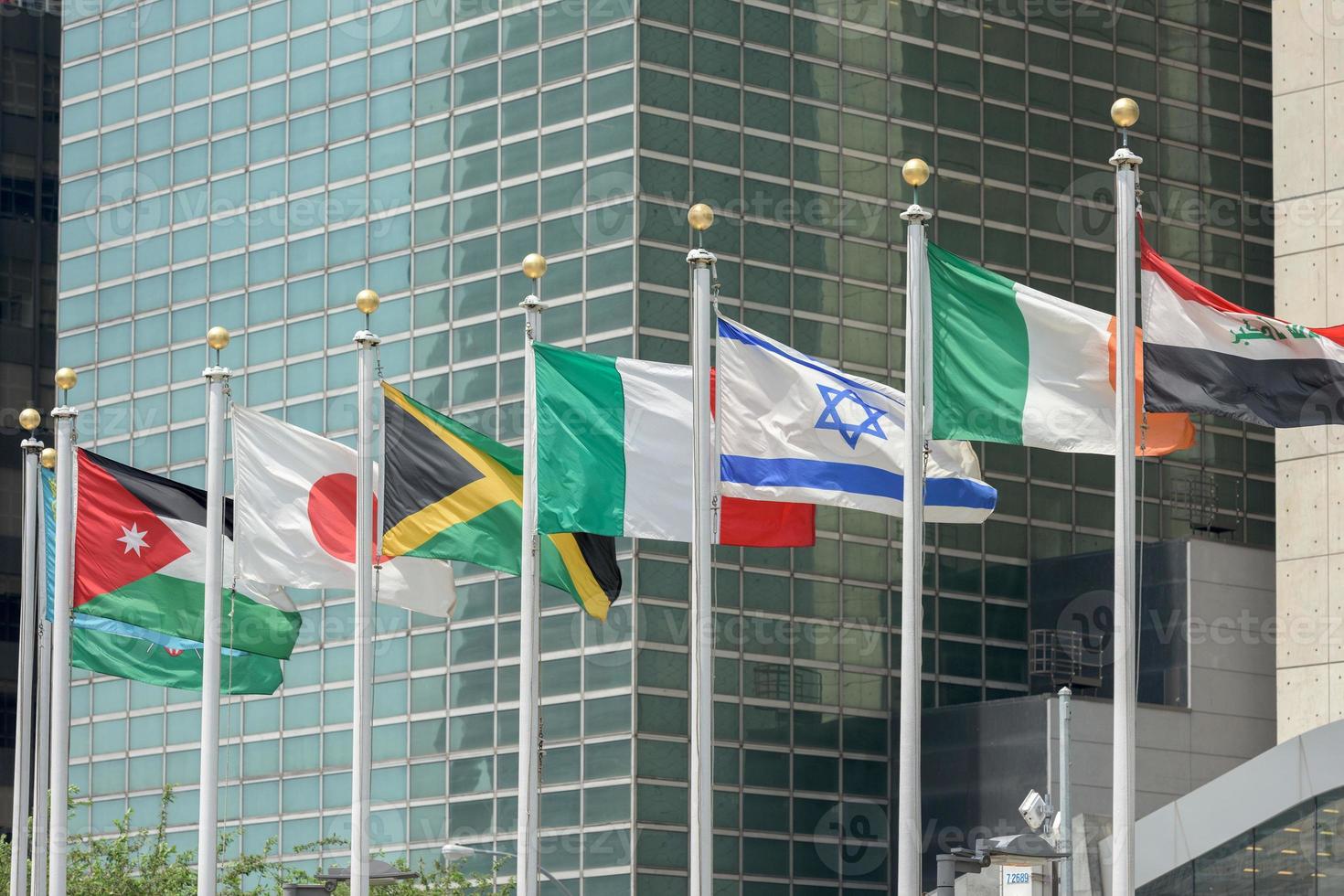 Drapeaux à l'extérieur du bâtiment des Nations Unies à New York photo