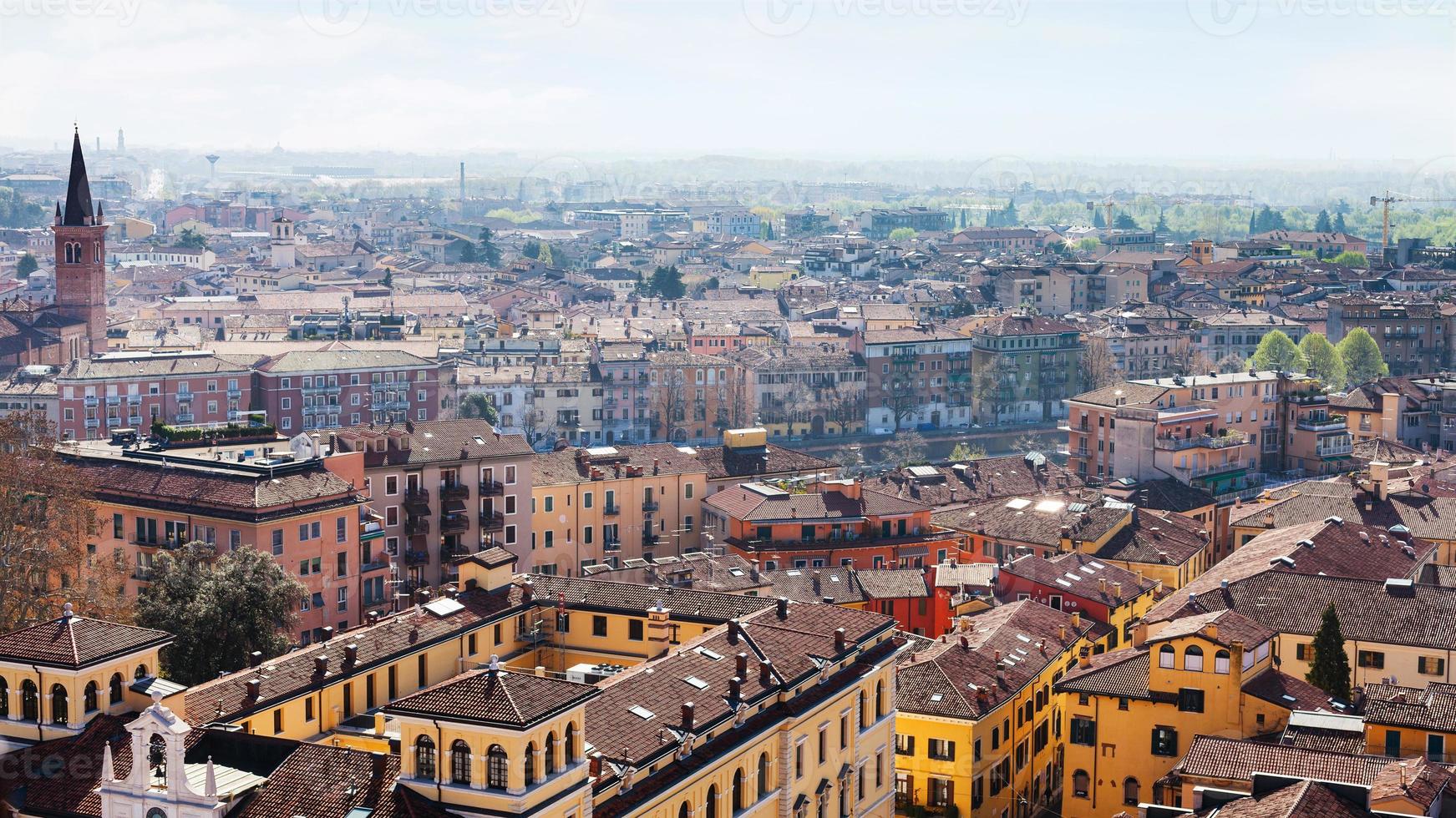 Voir ci-dessus de la ville de Vérone avec lungadige photo