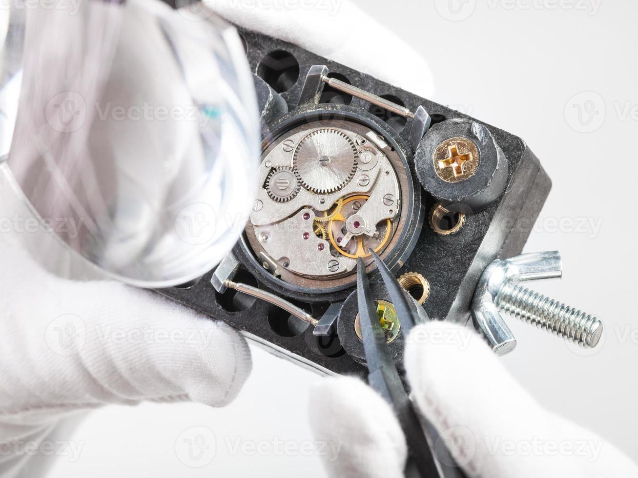 horloger dans la loupe répare la montre-bracelet photo