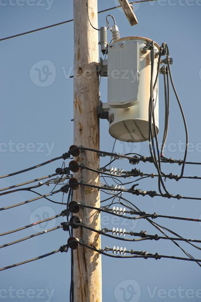 Câbles de ligne électrique sur le fond de ciel bleu photo