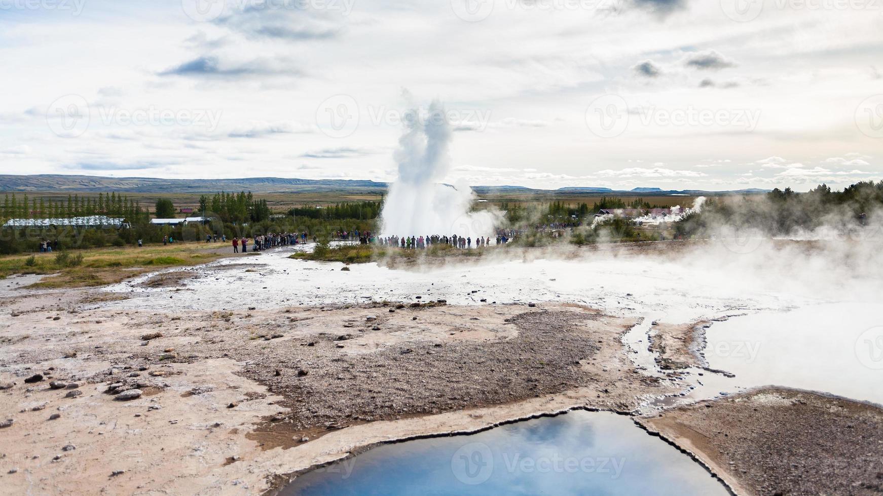 éruption du geyser de strokkur et geyser à haukadalur photo