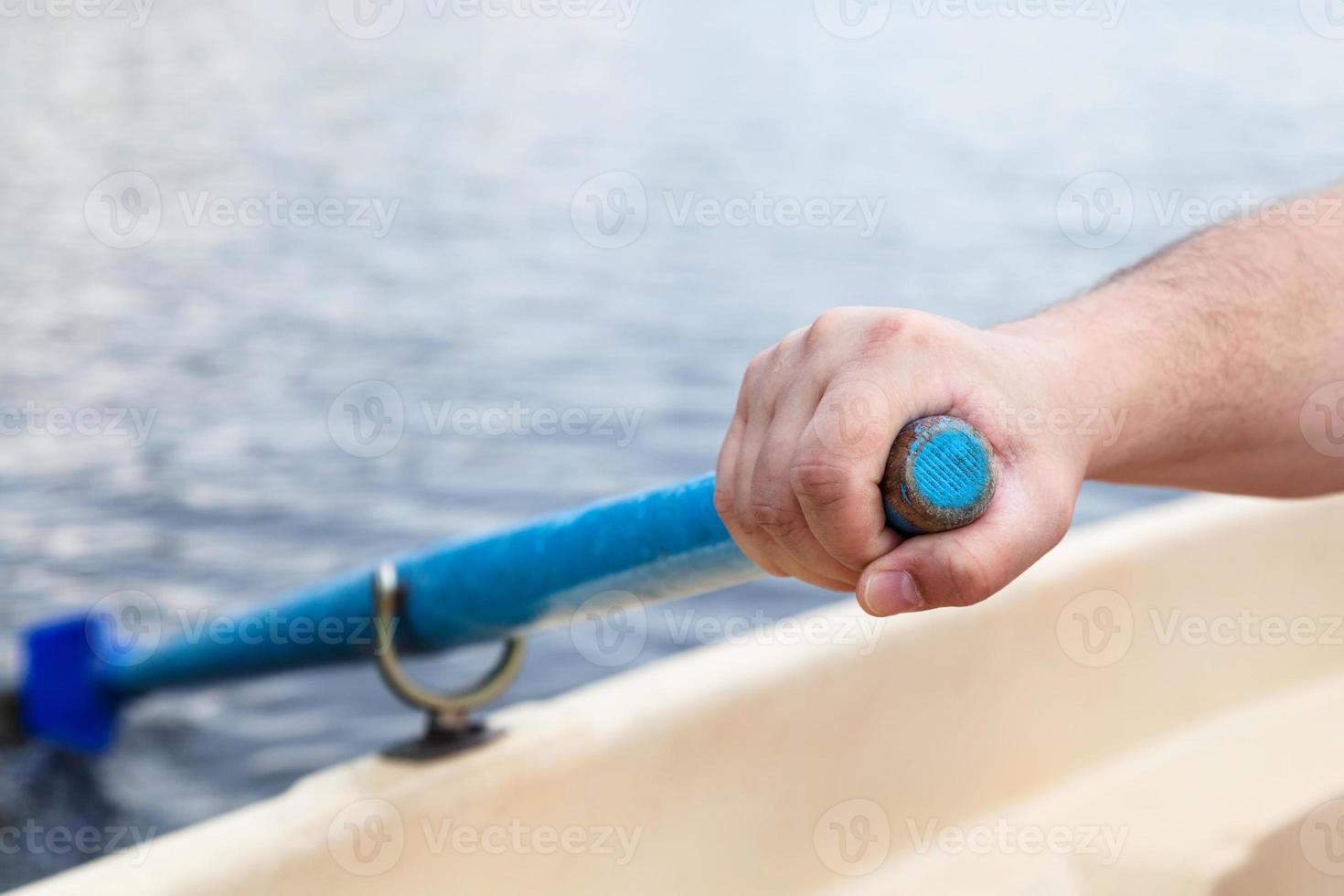 rameur à main rameur pendant la navigation de plaisance photo