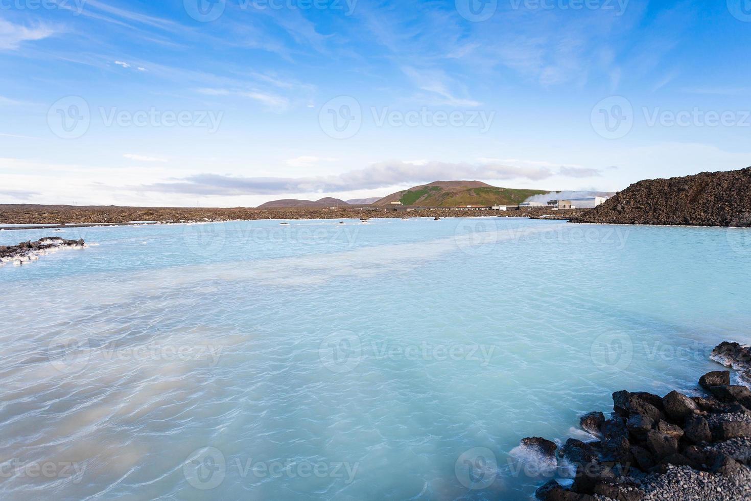 vue sur le lac géothermique du lagon bleu en automne photo