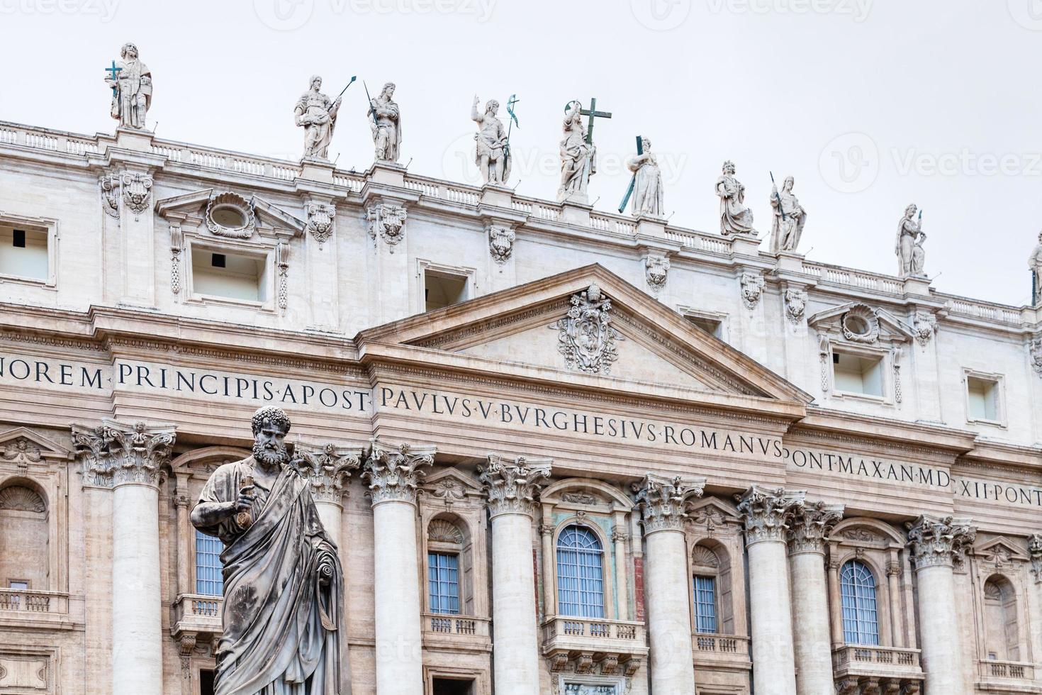 statue saint pierre devant la basilique saint pierre photo