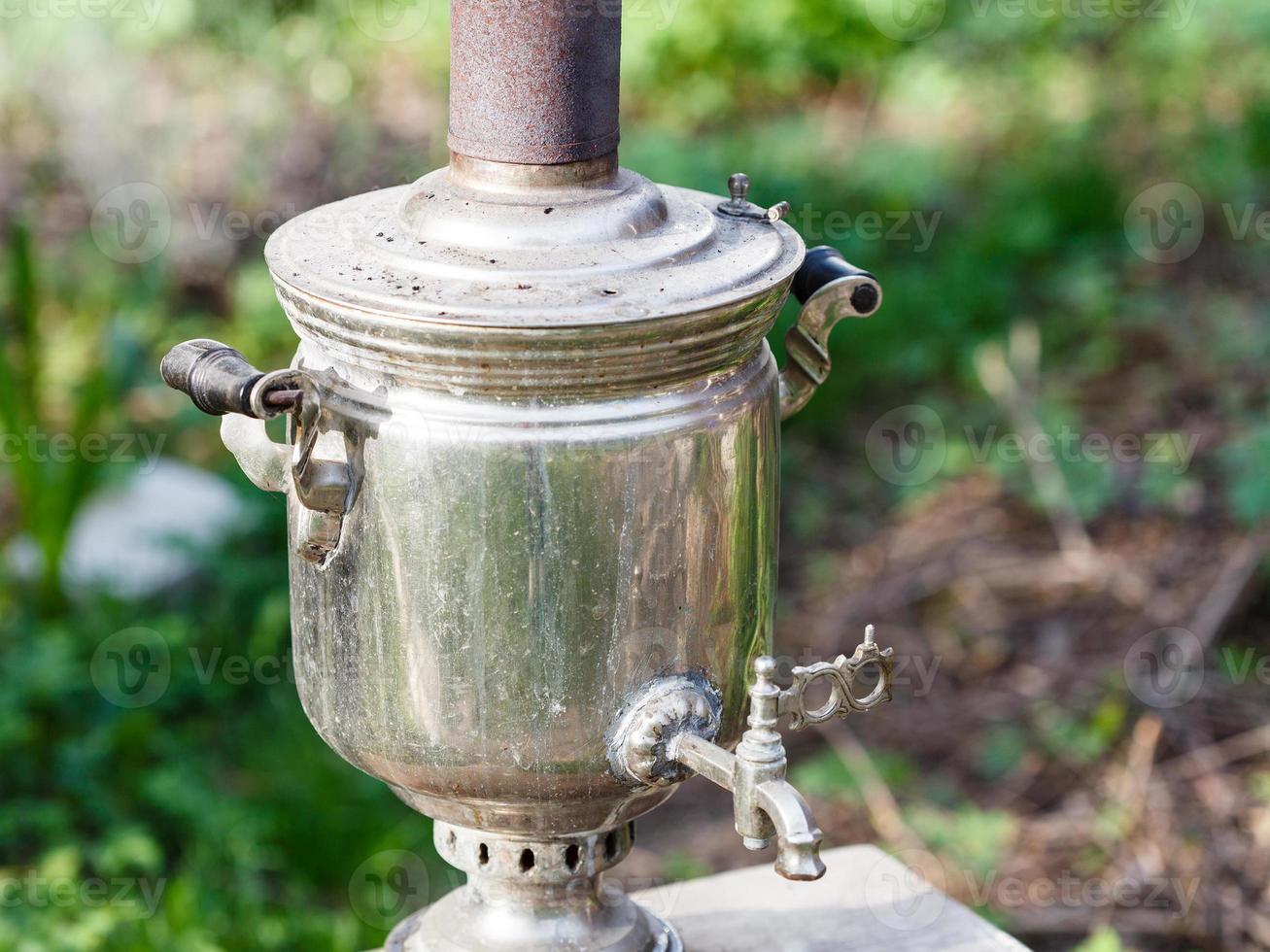 ancien samovar en acier - bouilloire bouillante photo