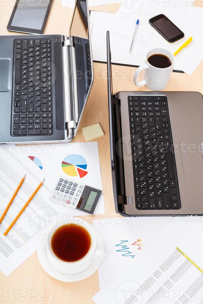 Voir ci-dessus de table avec des outils de bureau moderne photo