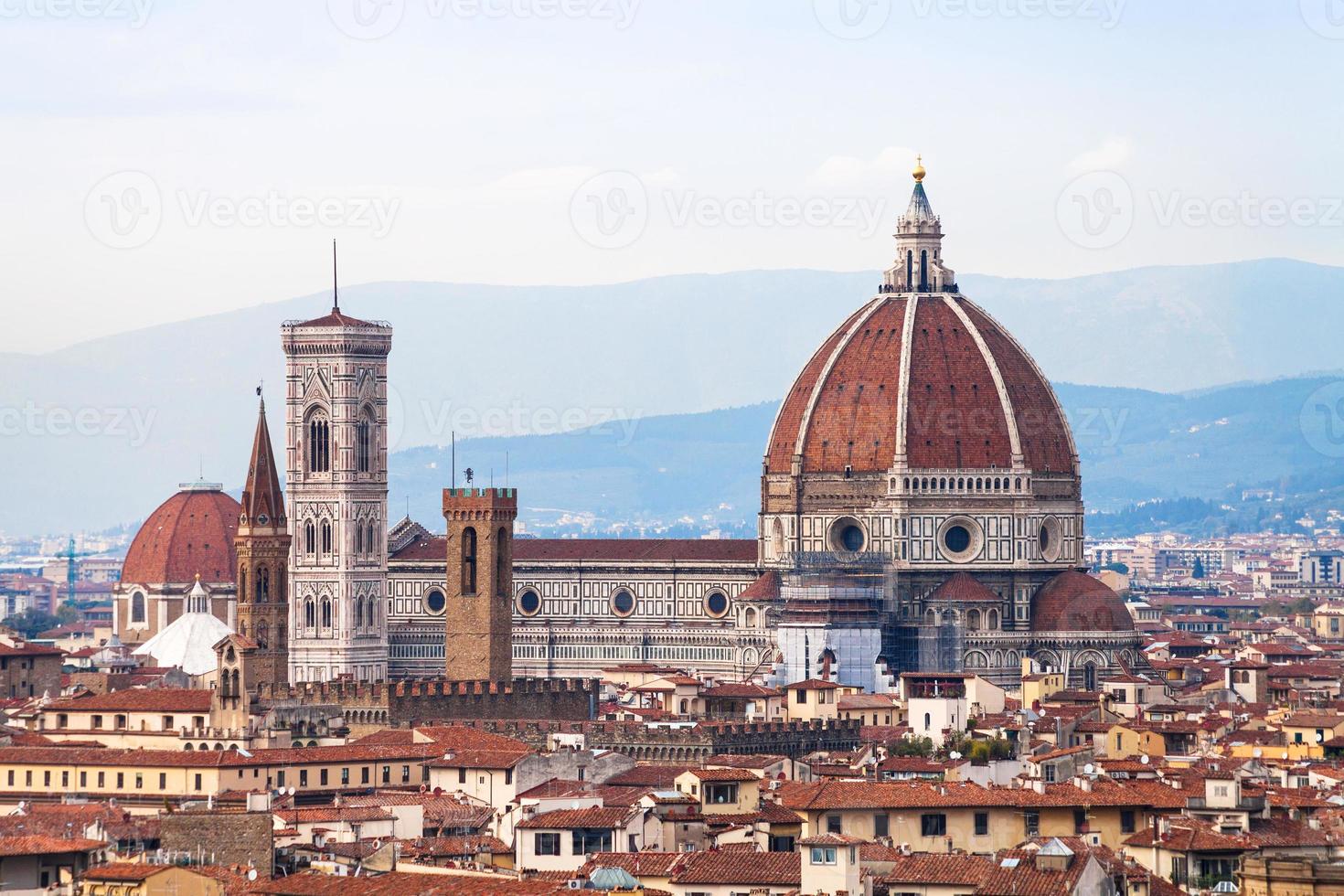 Au-dessus de la cathédrale du Duomo à Florence photo