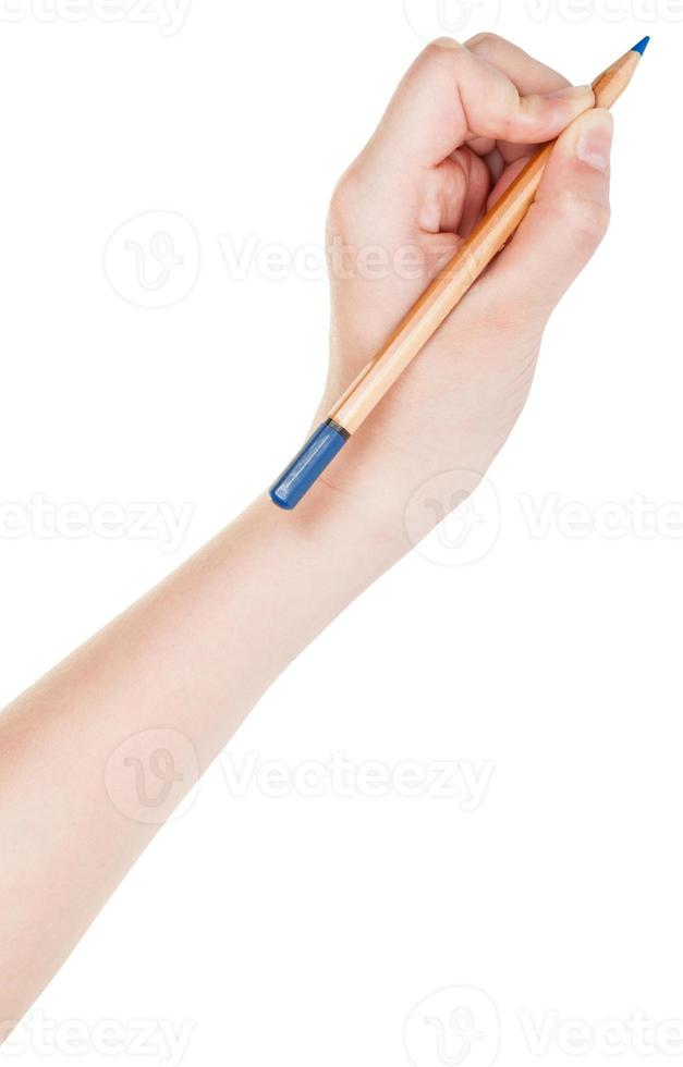 écrit à la main par un crayon bleu en bois isolé photo
