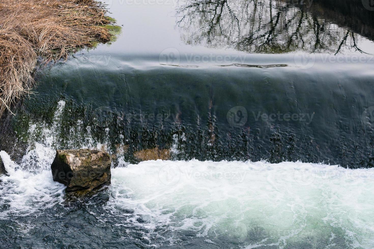 jet d'eau dans la rivière yi au printemps photo