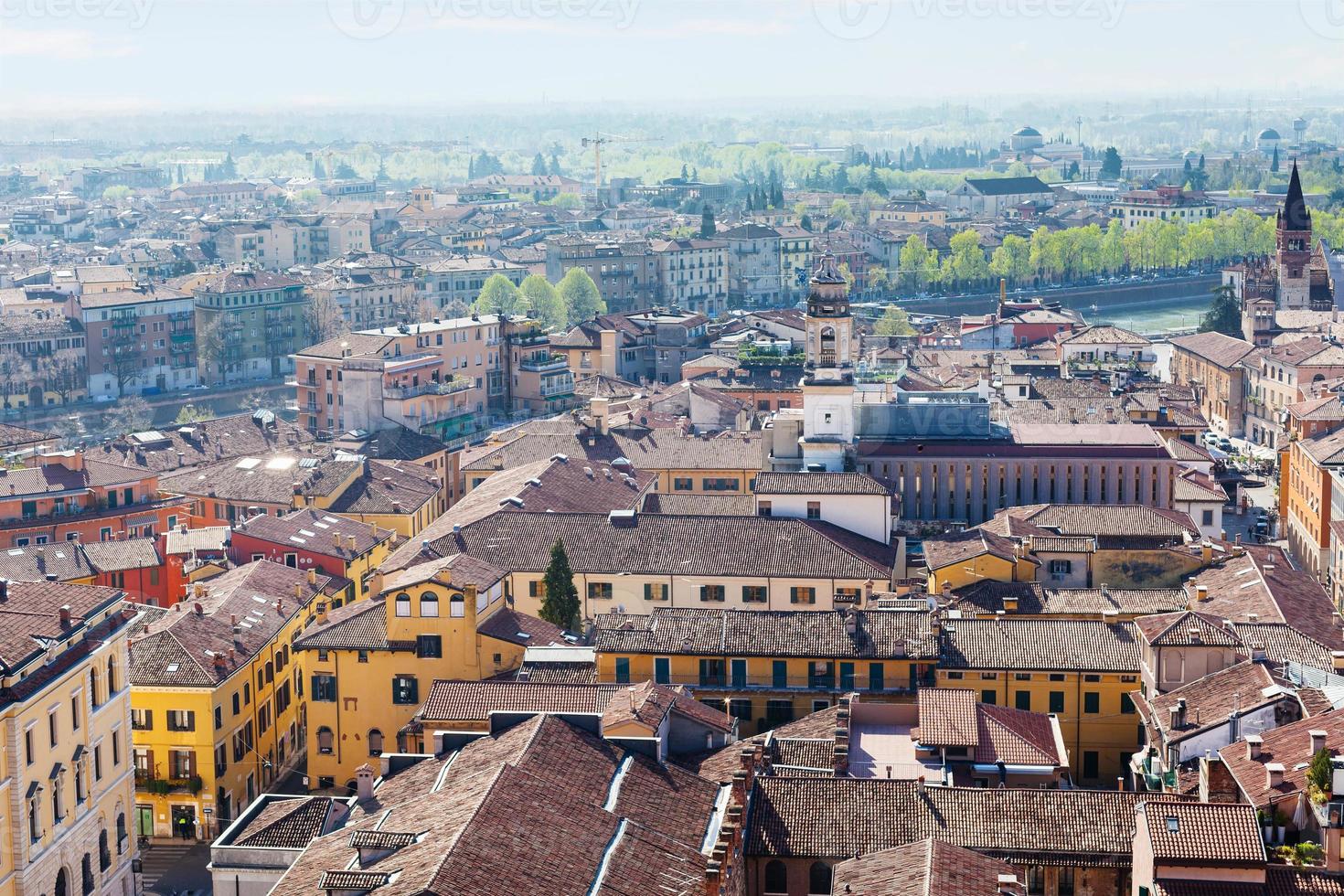 Vue ci-dessus de la ville de Vérone avec le fleuve Adige photo