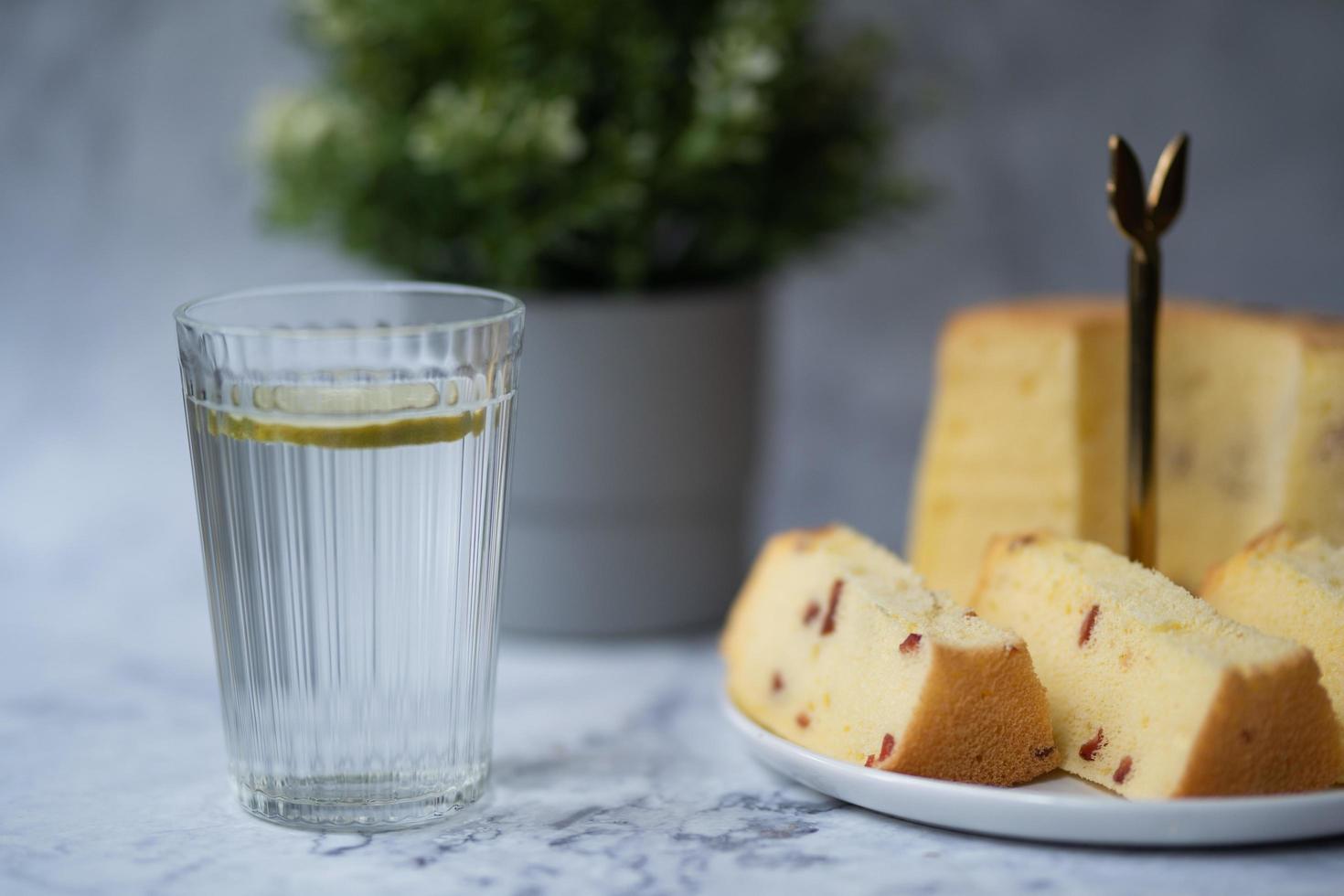 verre d'eau avec un gâteau photo