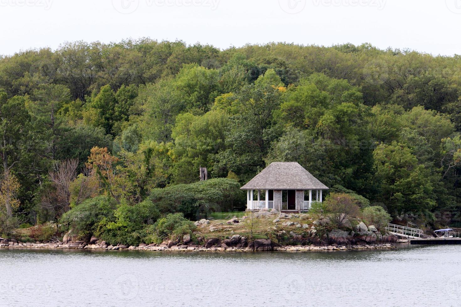 les mille îles est un archipel d'îles qui s'étend le long de la frontière du canada et des états-unis le long du st. fleuve Laurent. photo