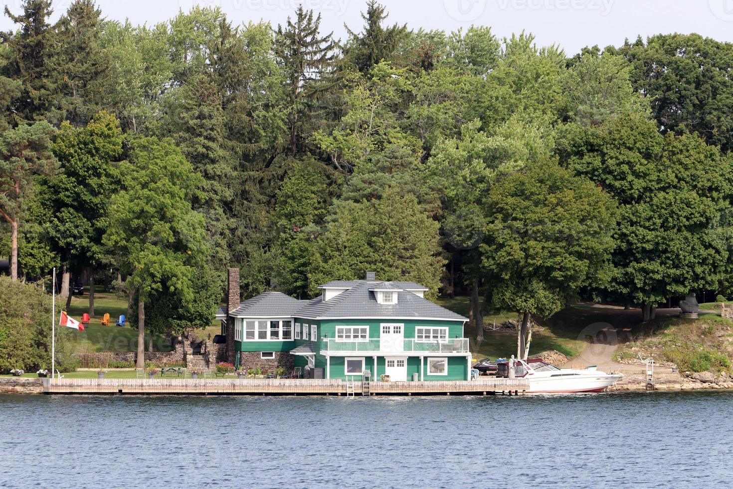 les mille îles est un archipel d'îles qui s'étend le long de la frontière du canada et des états-unis le long du st. fleuve Laurent. photo