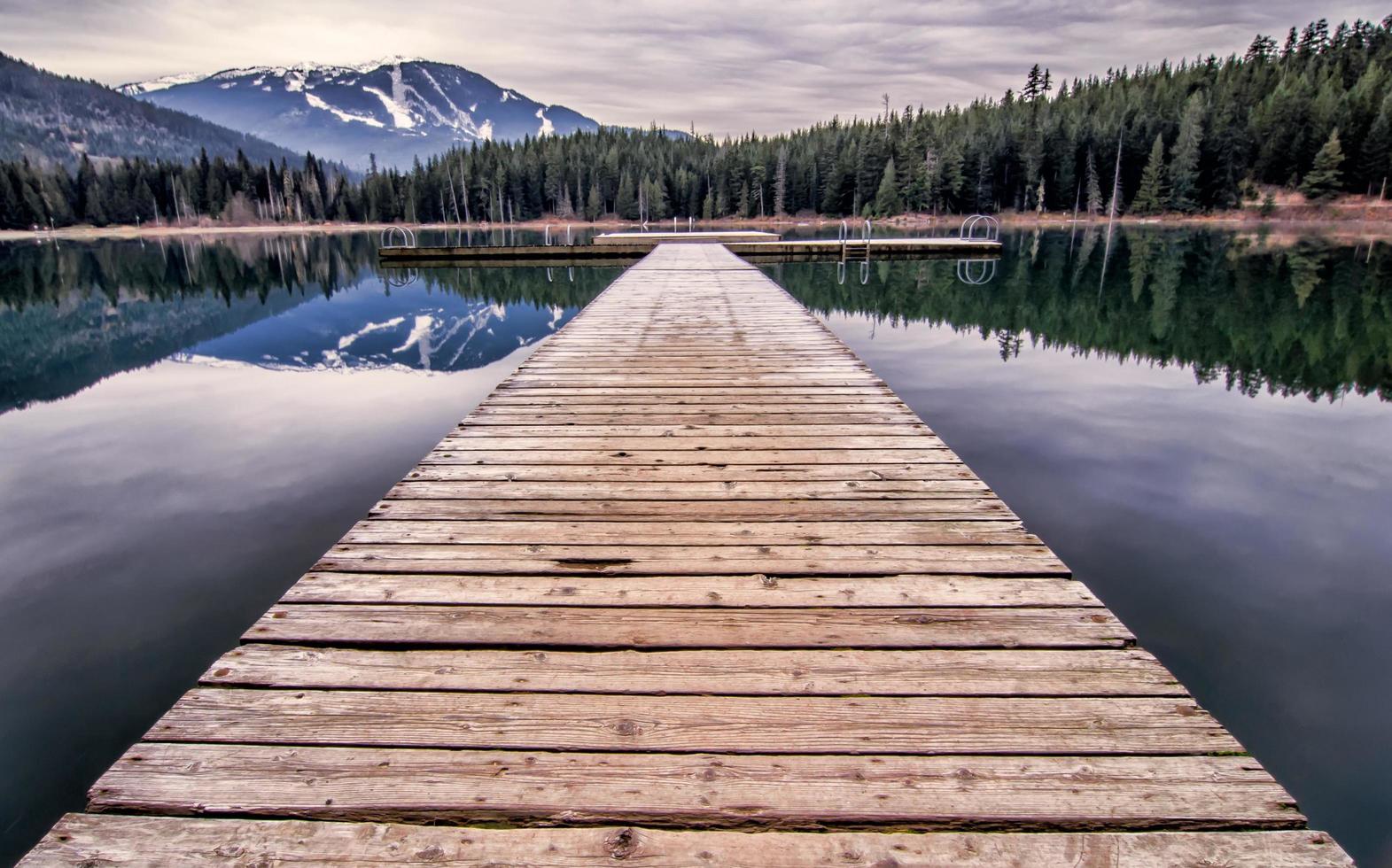 quai en bois au lac pendant la journée photo