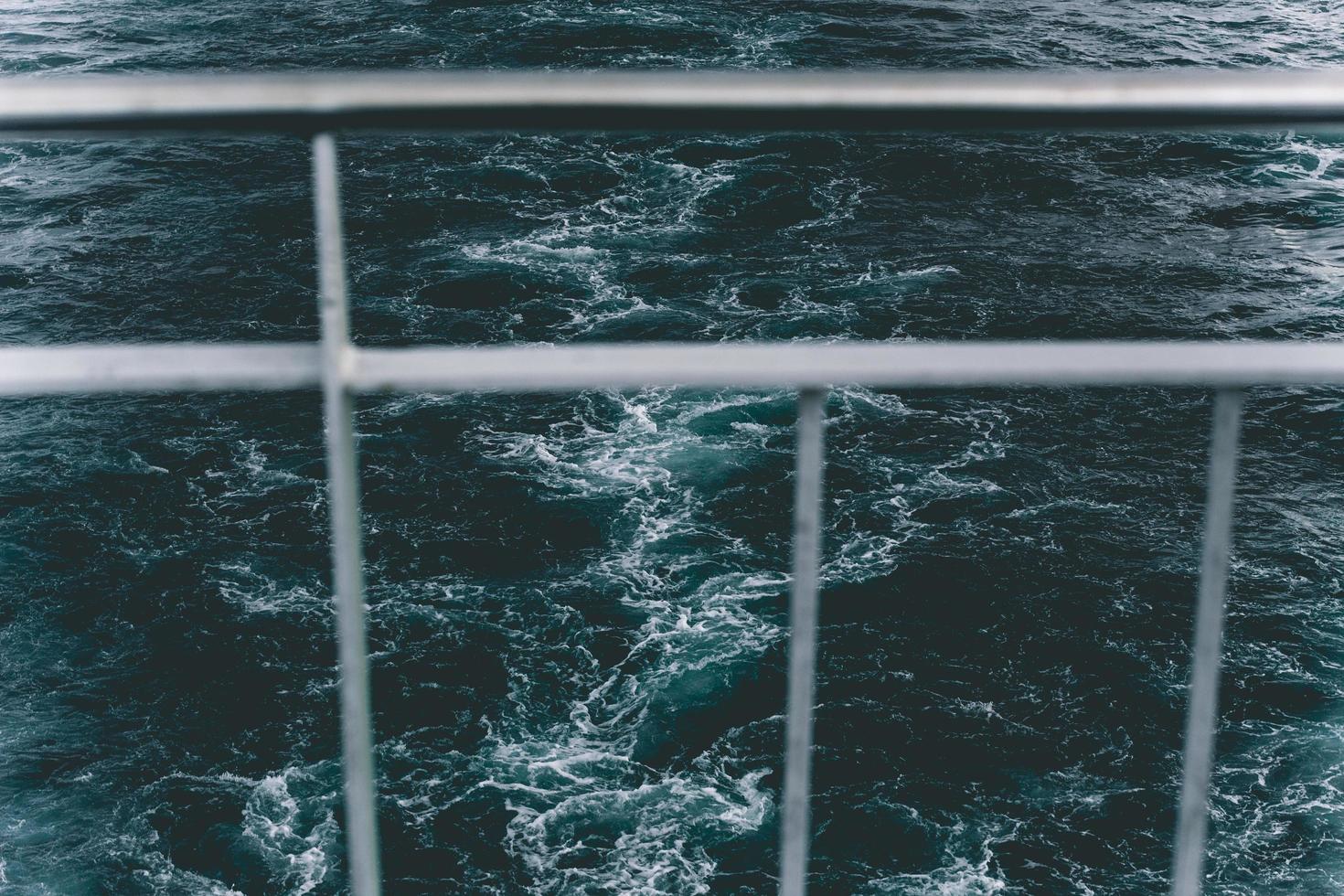 balustrade de bateau, vue à travers, au-dessus de l'eau photo