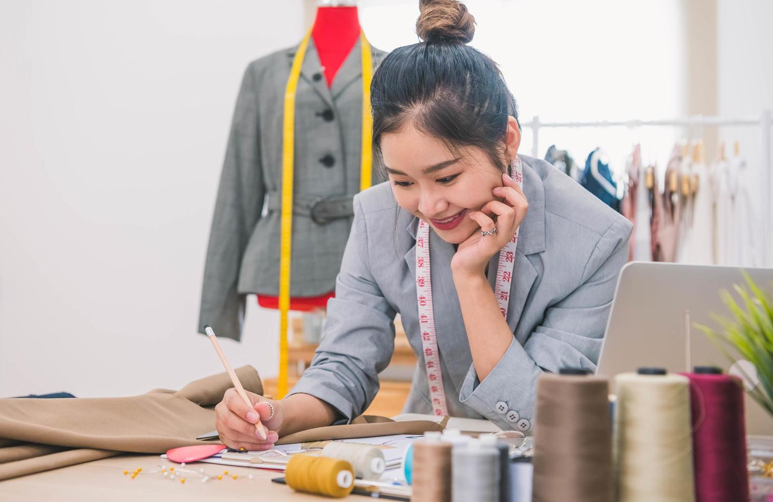 créateur de mode femme travaillant sur le concept photo