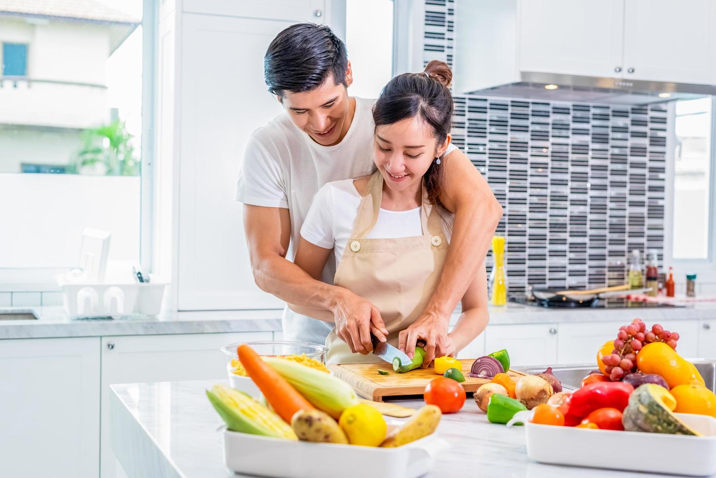 couple asiatique cuisine ensemble dans la cuisine photo