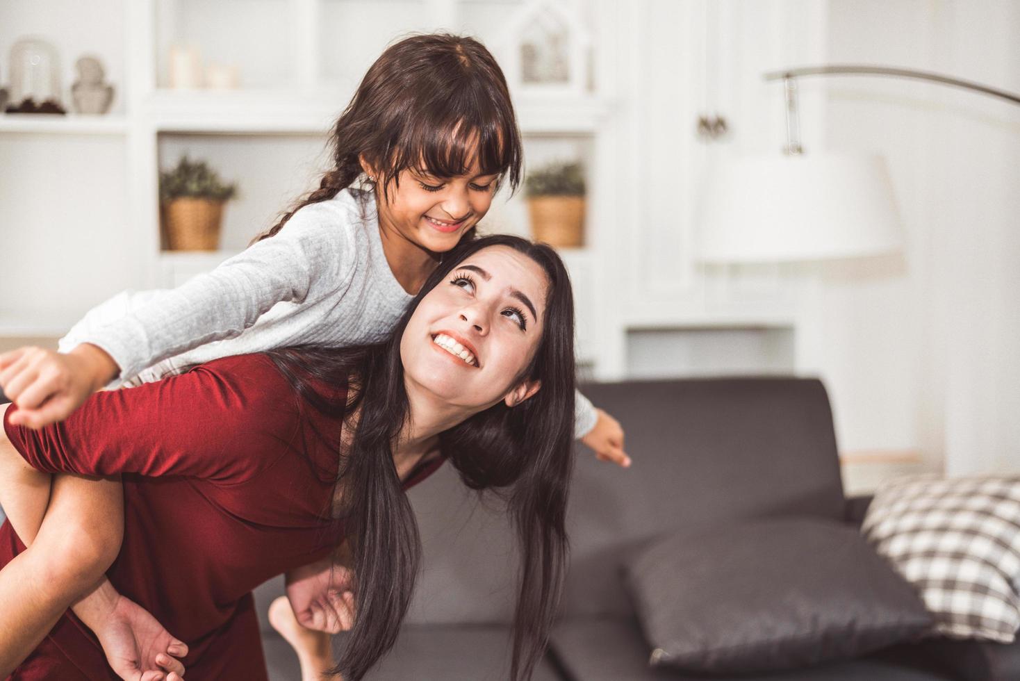 mère donnant à sa fille un ferroutage photo