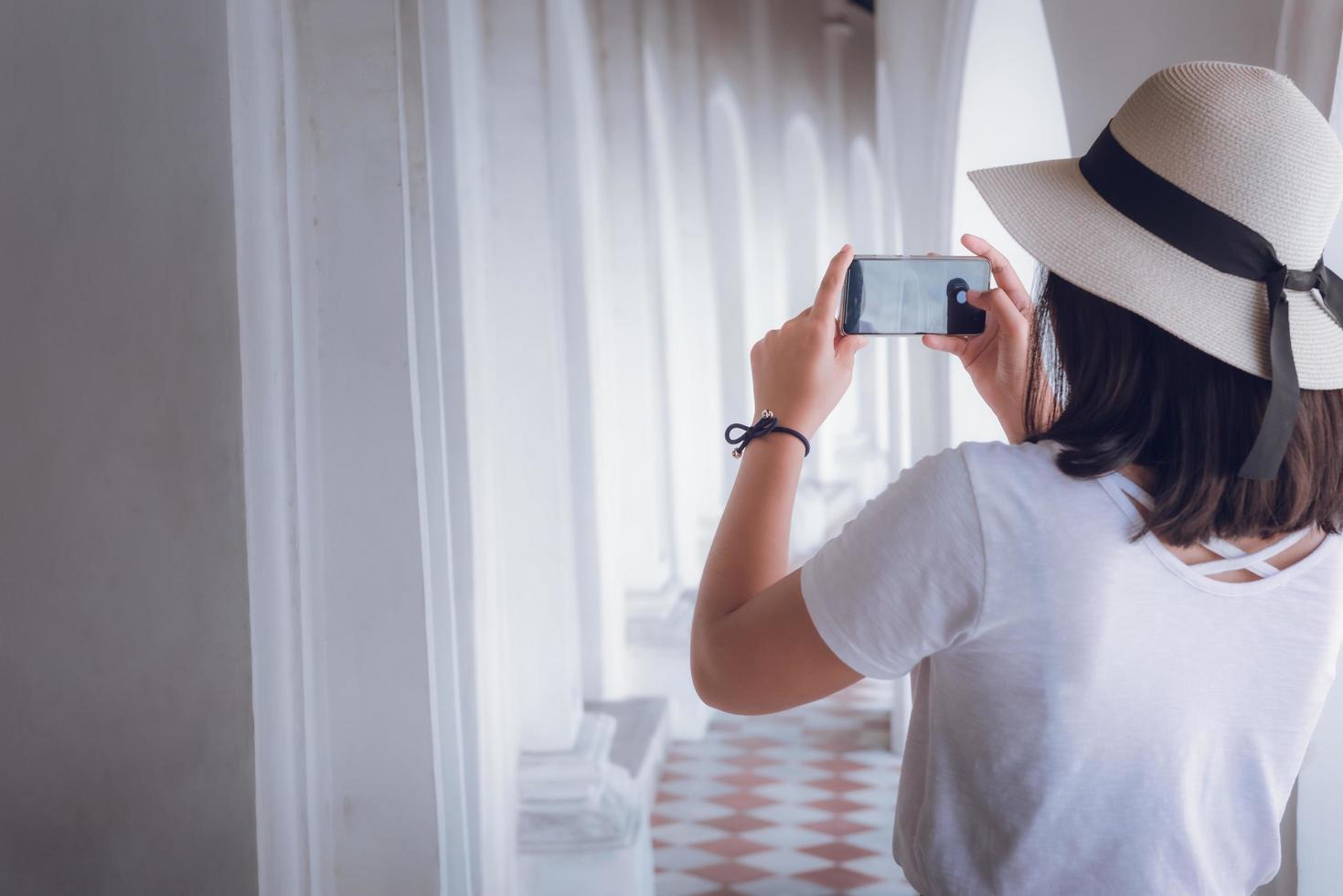 Touriste prenant une photo de l'architecture en vacances