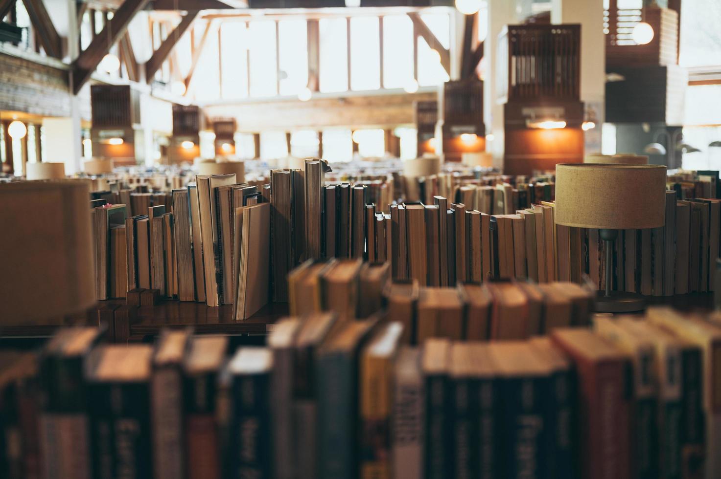 livres dans une grande bibliothèque publique photo