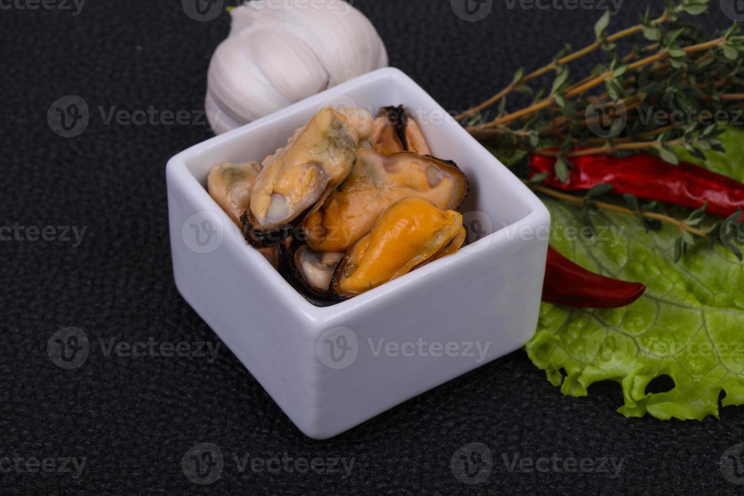 moules marinées dans le bol servi poivre, ail et salade photo