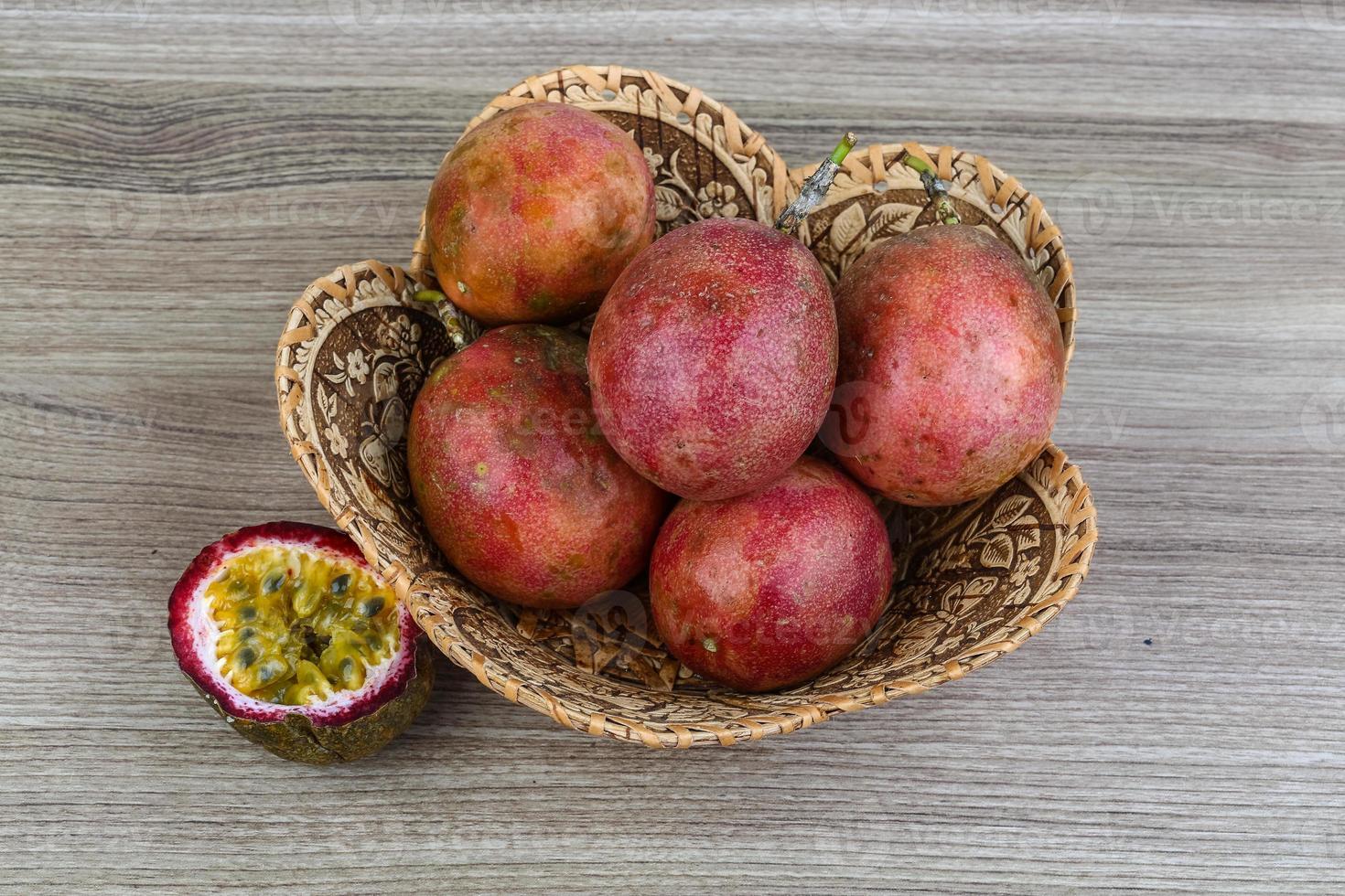 fruits tropicaux frais - maracuja photo