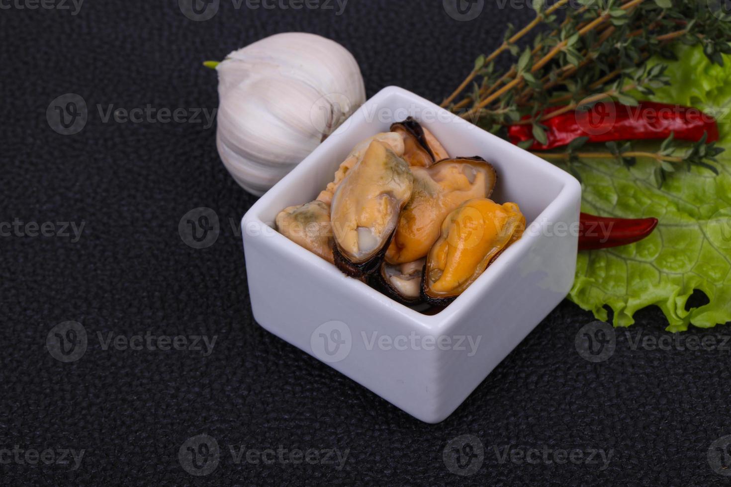 moules marinées dans le bol servi poivre, ail et salade photo