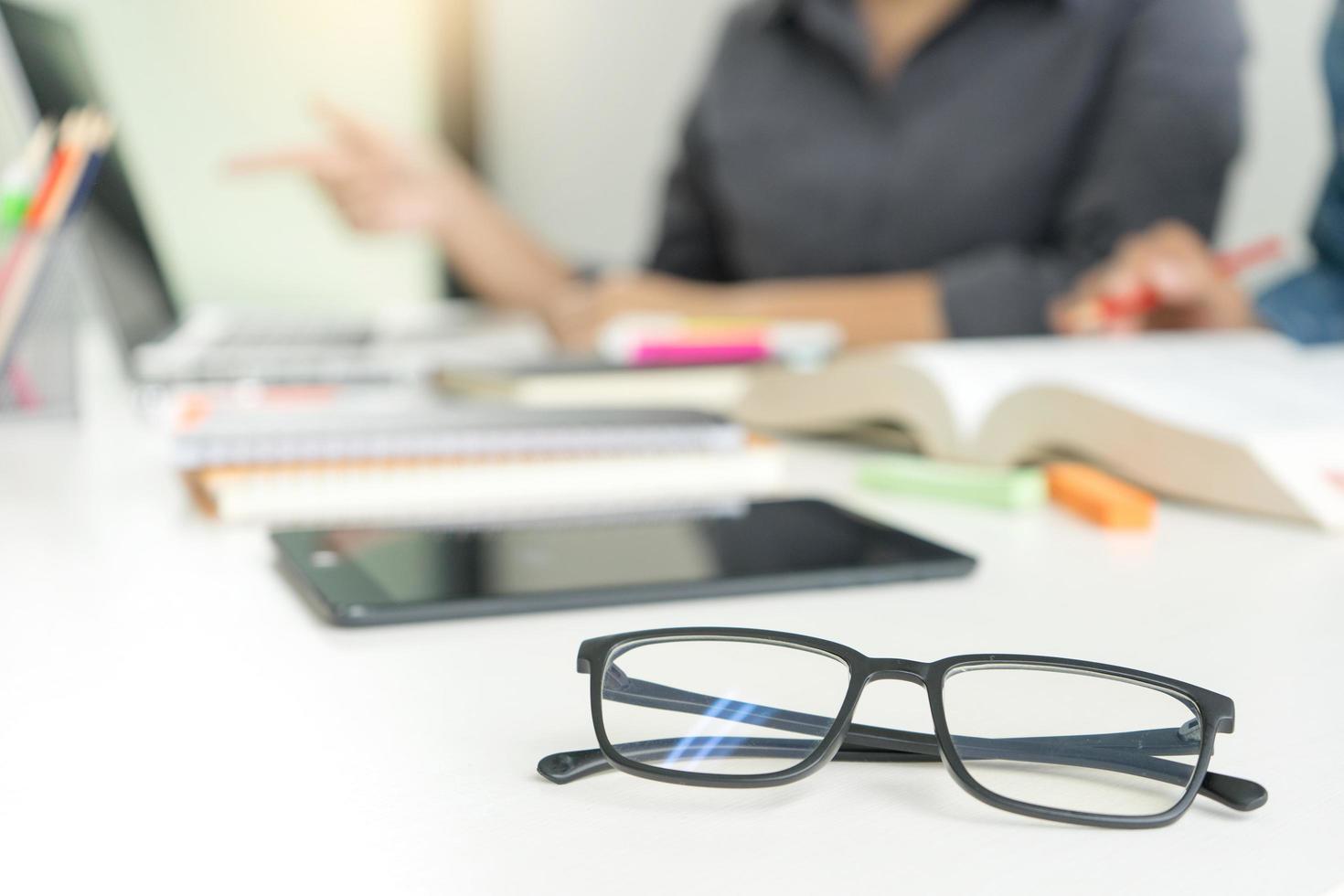 deux personnes étudient ensemble avec des lunettes au premier plan photo