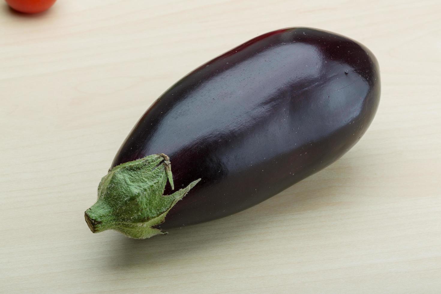 aubergine sur fond de bois photo