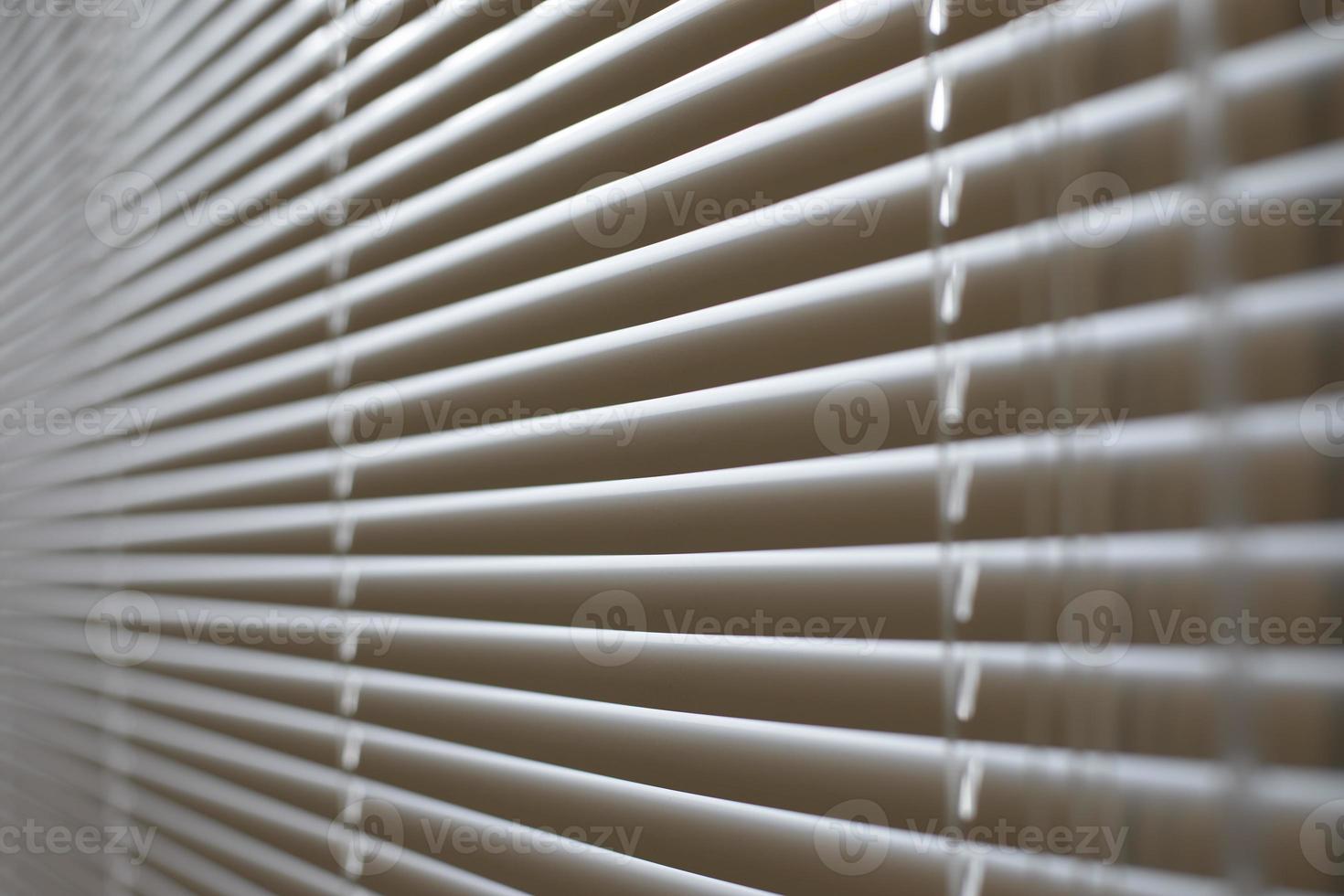 stores au bureau. détails intérieurs. la fenêtre est fermée à la lumière. protection contre la lumière du soleil épicée. photo