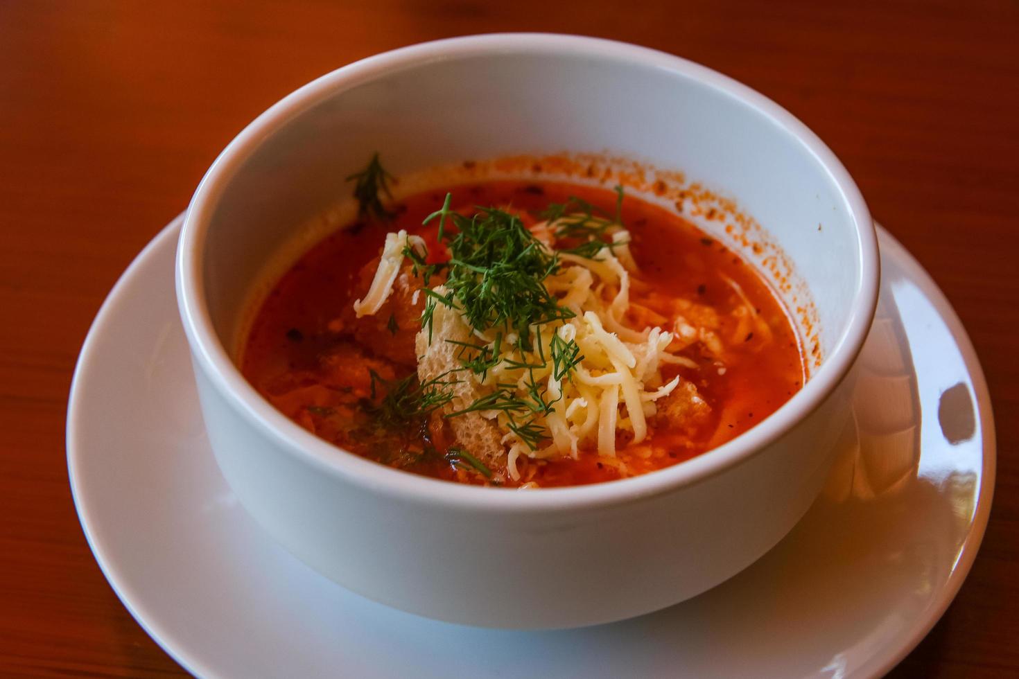 soupe aux tomates sur fond de bois photo