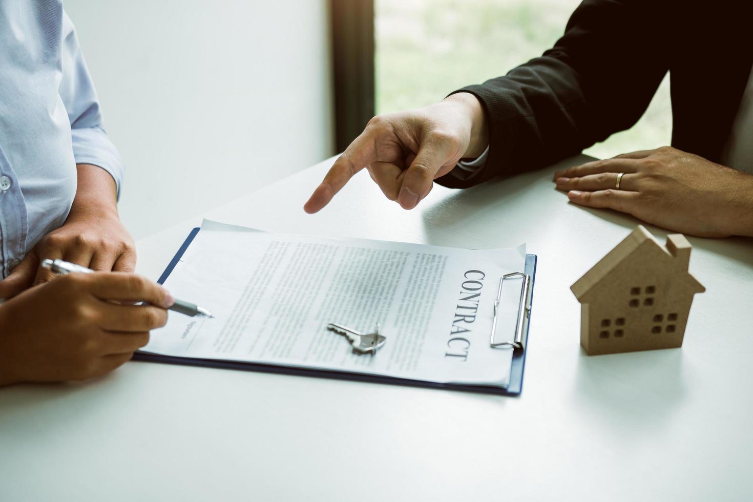 le client signe un contrat de prêt immobilier photo