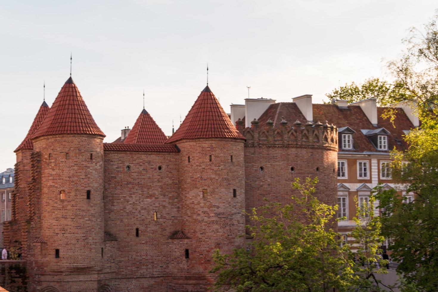 curiosités de la pologne. vieille ville de varsovie avec barbacane renaissance photo