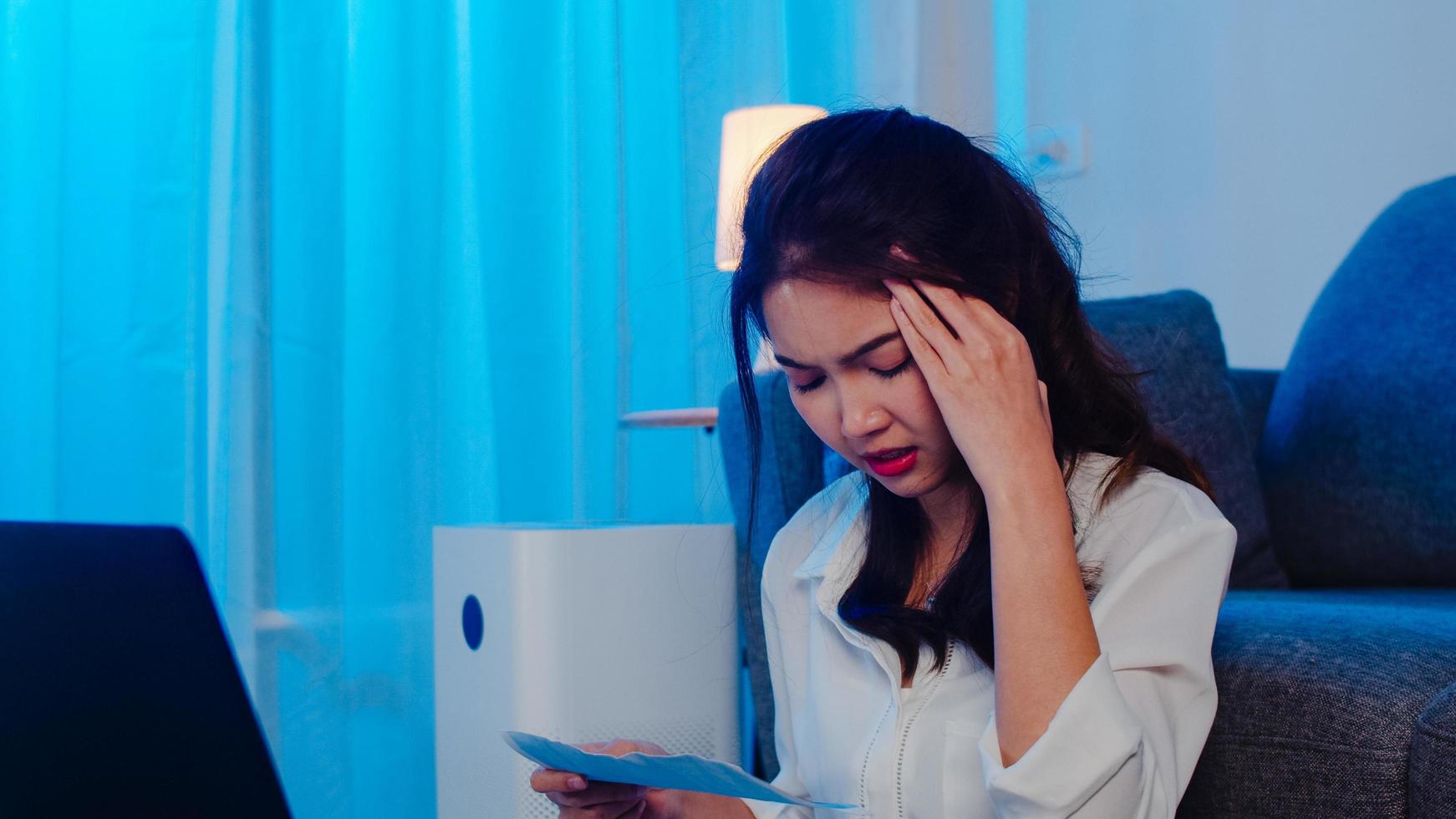 femme asiatique semblant stressée à la maison. photo