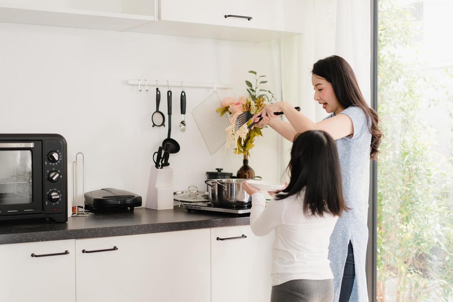 jeune maman japonaise asiatique et sa fille cuisiner à la maison photo