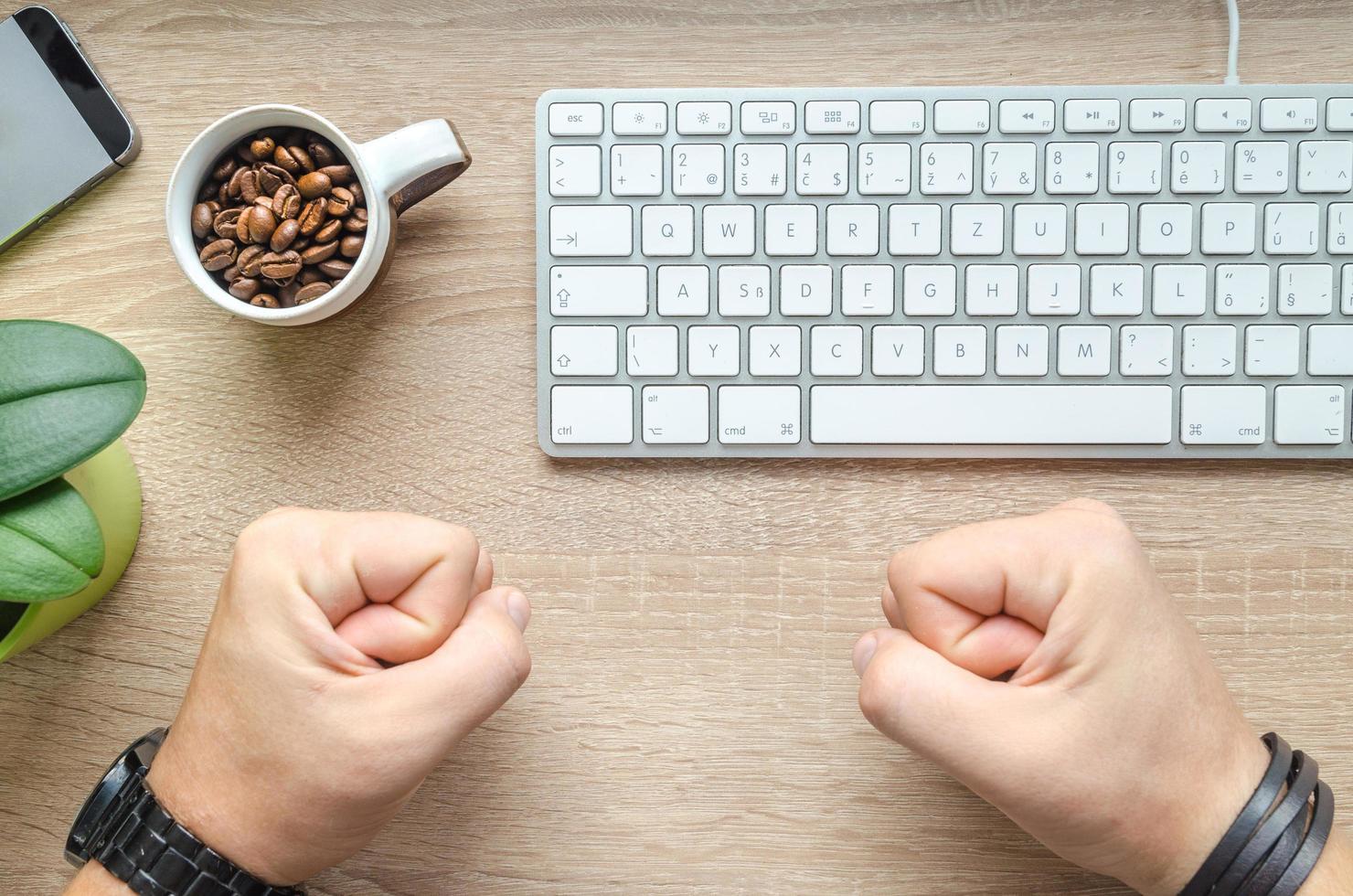 l'homme se met en colère sur sa table de travail photo