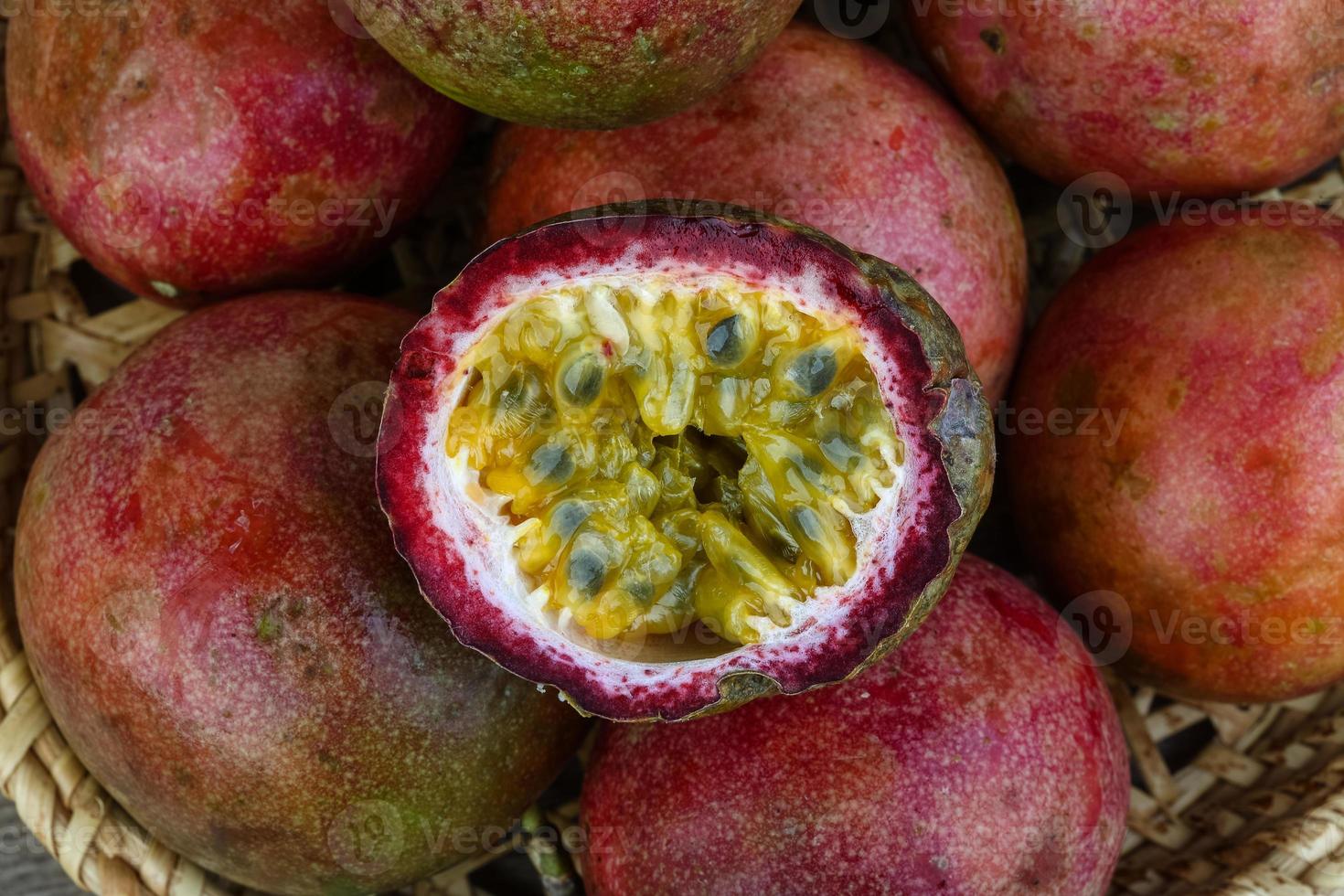 fruits tropicaux frais - maracuja photo