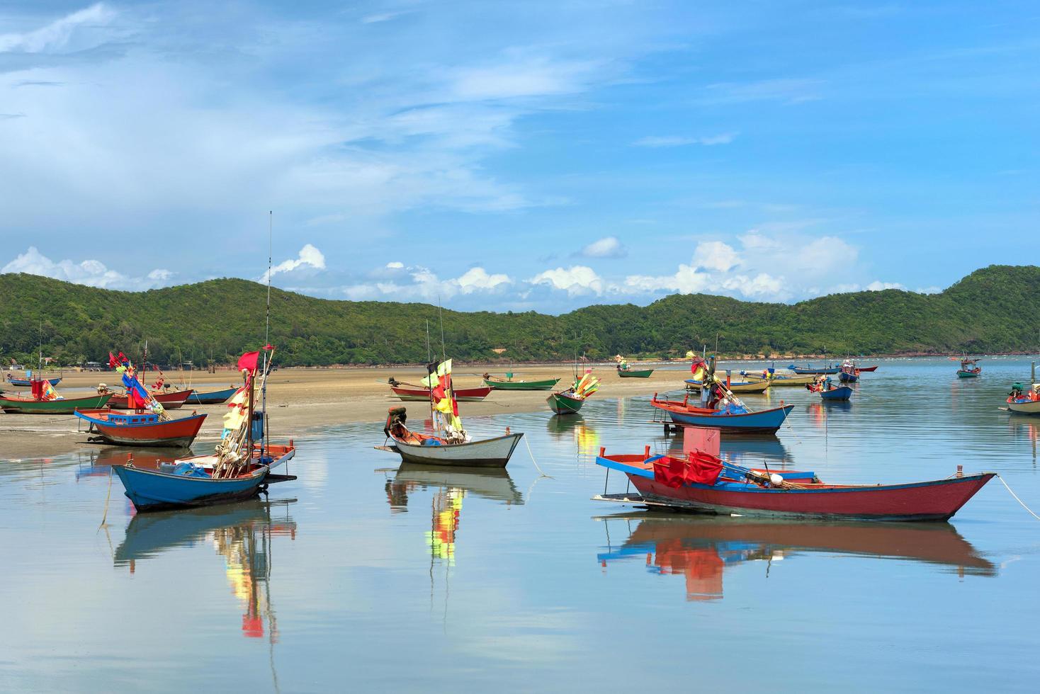 bateaux de pêche sur la mer avec fond de ciel bleu photo