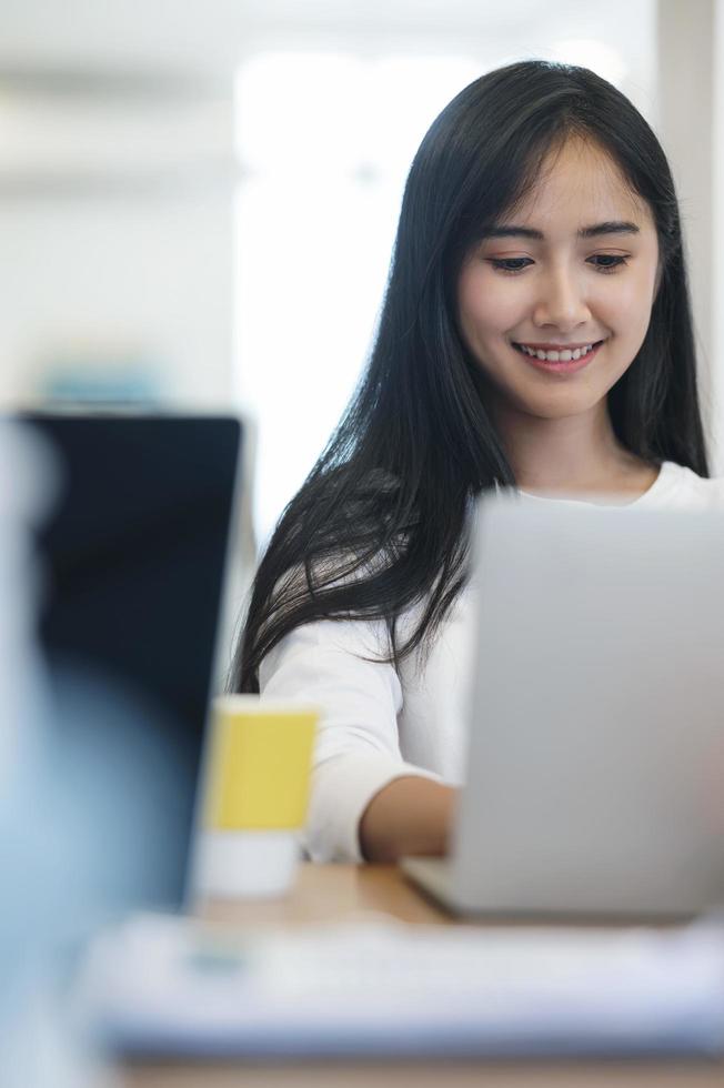 jeune femme asiatique travaillant à domicile photo