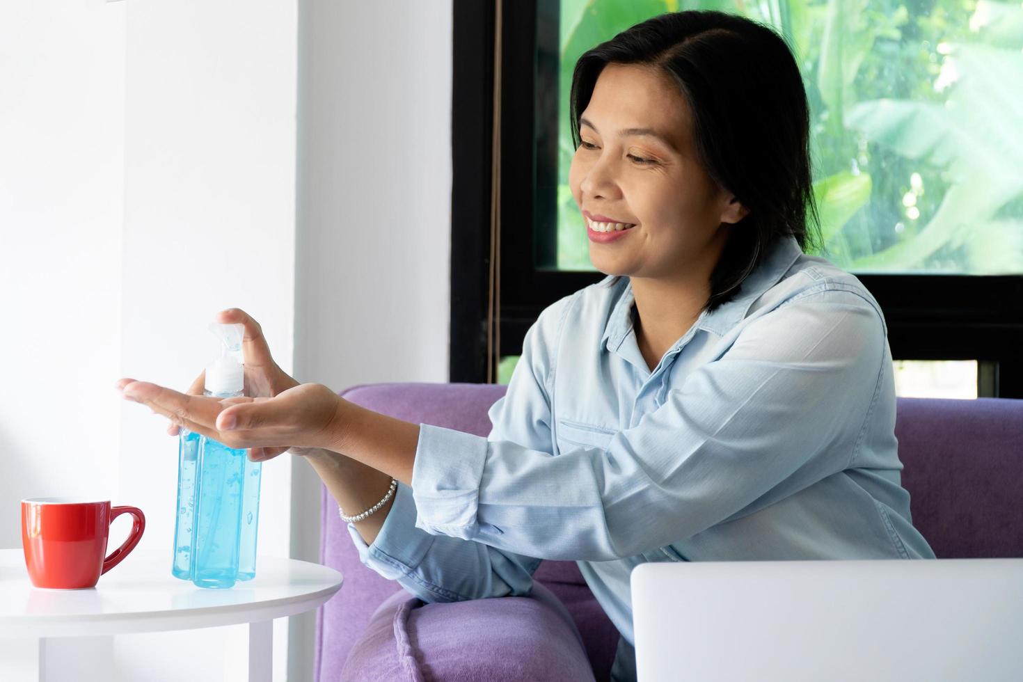 femme utilisant un désinfectant pour les mains photo