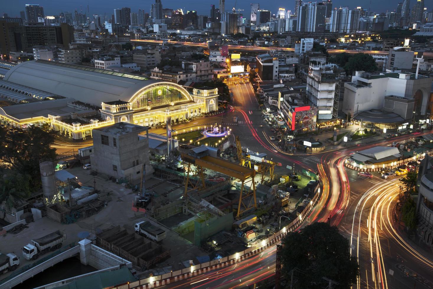 La gare de Bangkok au crépuscule photo