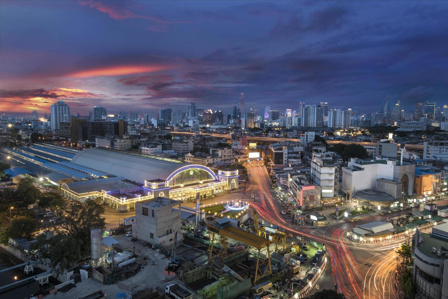 La gare de Bangkok au coucher du soleil photo
