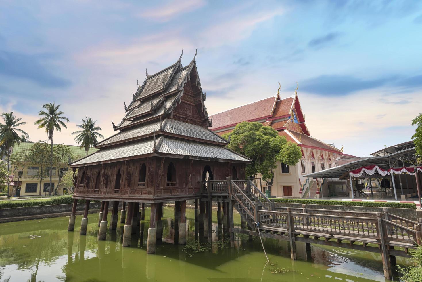 Chedi en bois traditionnel en Thaïlande photo