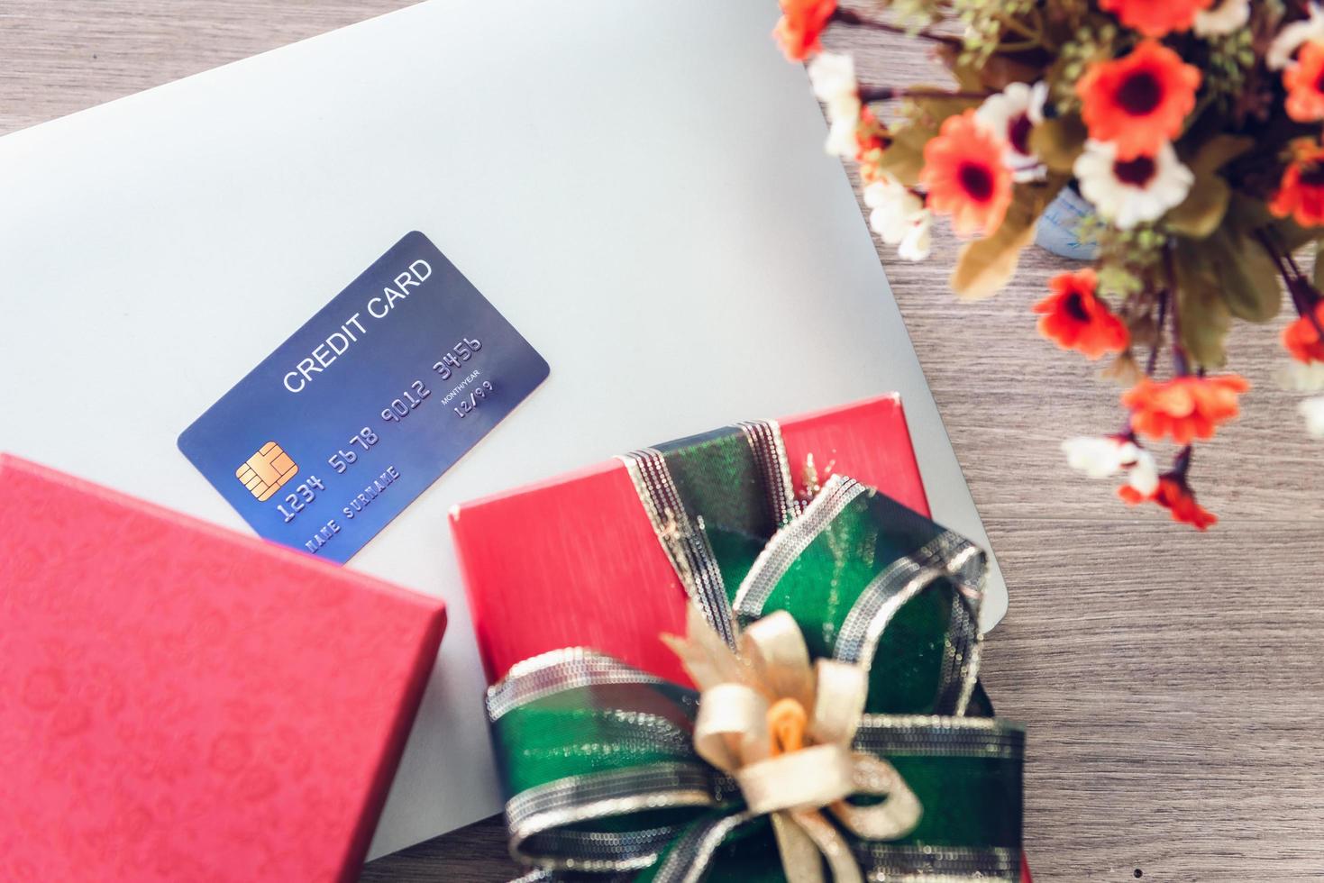 carte de crédit avec coffret cadeau emballé photo