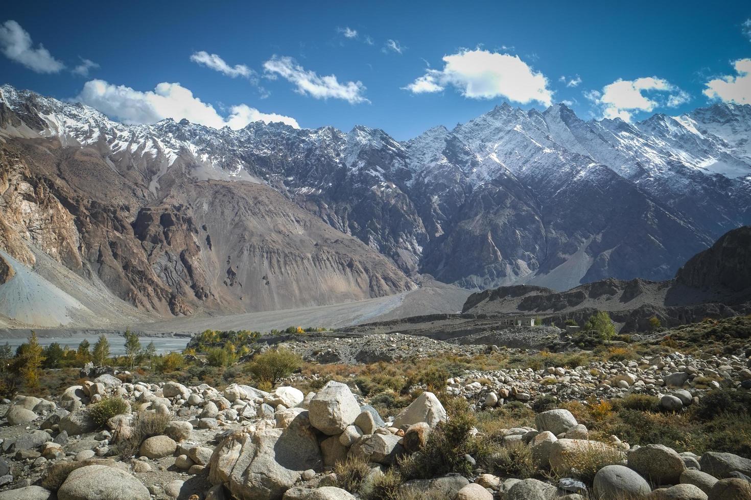 Vue paysage de la chaîne de montagnes du Karakoram au Pakistan photo