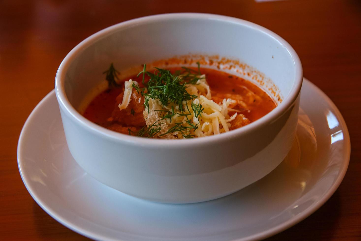 soupe aux tomates sur fond de bois photo