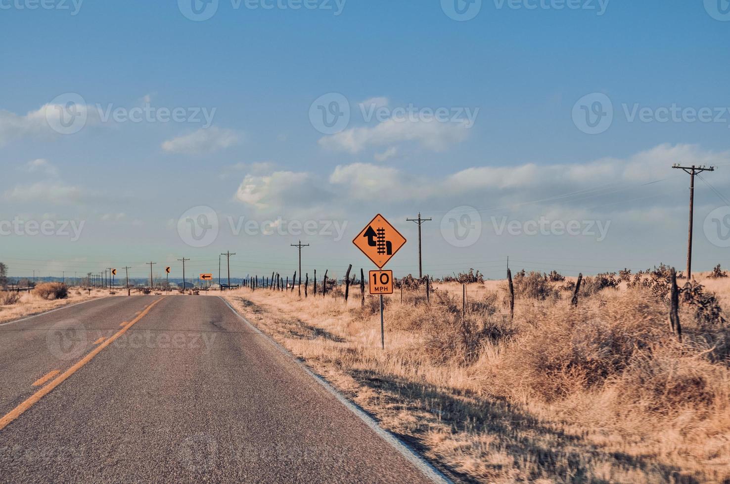panneaux de signalisation sur la route photo