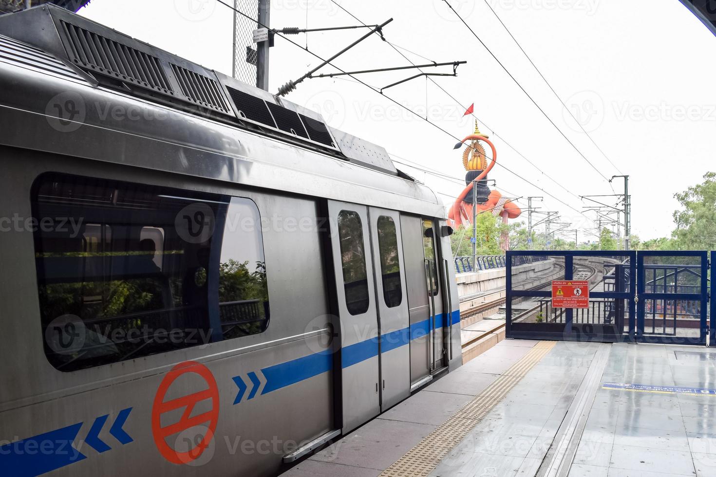 train de métro de delhi arrivant à la station de métro jhandewalan à new delhi, inde, asie, métro public au départ de la gare de jhandewalan dans lequel plus de 17 lakhs passagers voyagent depuis le métro de delhi photo